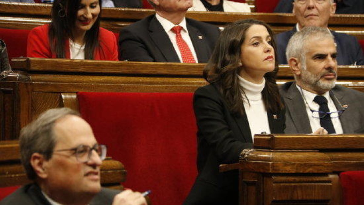 El president de la Generalitat, Quim Torra, desenfocat en primer pla i Inés Arrimadas enfocada en segon pla al ple del Parlament del 20 de març.