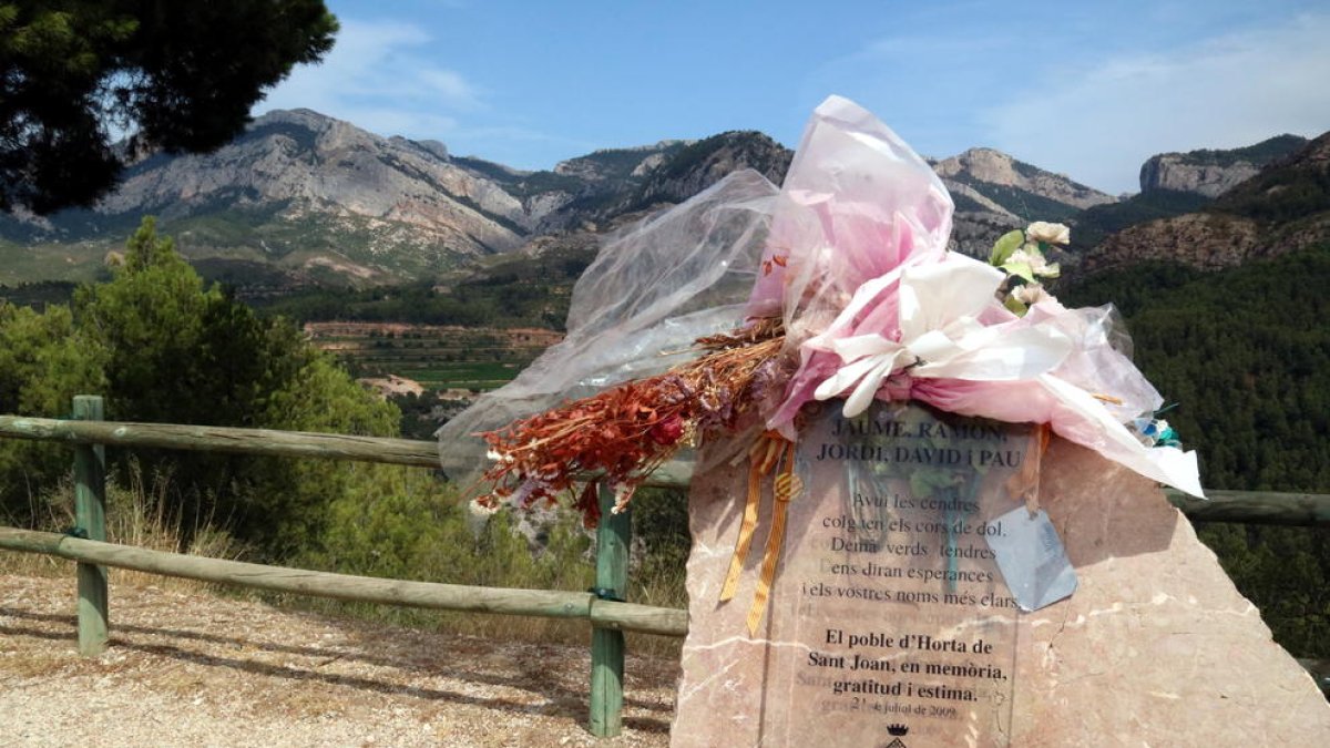 El monolito de los Bomberos muertos en el incendio de Horta en el 2009, en el mirador de donde se puede ver toda la zona quemada y la zona 0 del accidente.