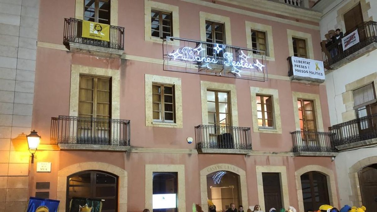 Imagen de archivo del Ayuntamiento del Catllar por Navidad donde se puede observar la pancarta de apoyo a los políticos presos.