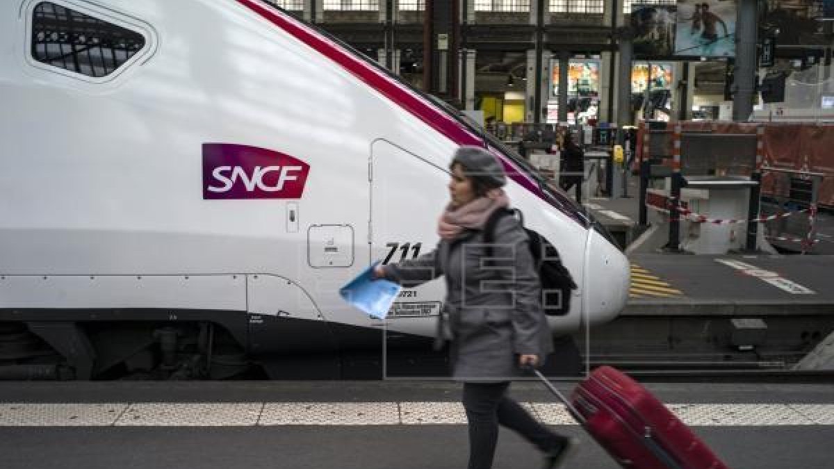 Un convoy de la SNCF en la estación de tren Gare de Lyon, en París.