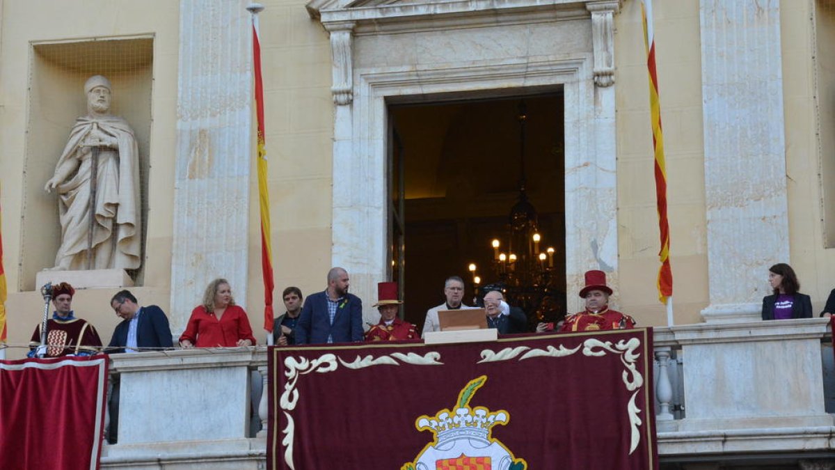 Imatge de l'Eduard Boada amb l'alcalde Pau Ricomà al balcó de l'Ajuntament de Tarragona durant el pregó.