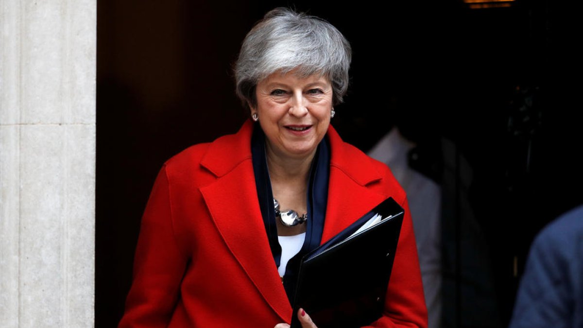 La primera ministra britànica, Theresa May, sortint del número 10 de Downing Street.