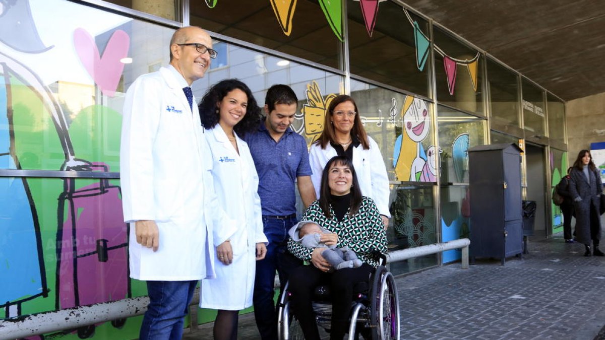 Yasmina Andrés, pacient del programa d'atenció integral a la salut sexual i reproductiva per a persones amb lesions medul·lars de Vall d'Hebron, amb el petit Rafa, la seva parella i els doctors Julio Herrero, Karla Rojas i Anna Suy