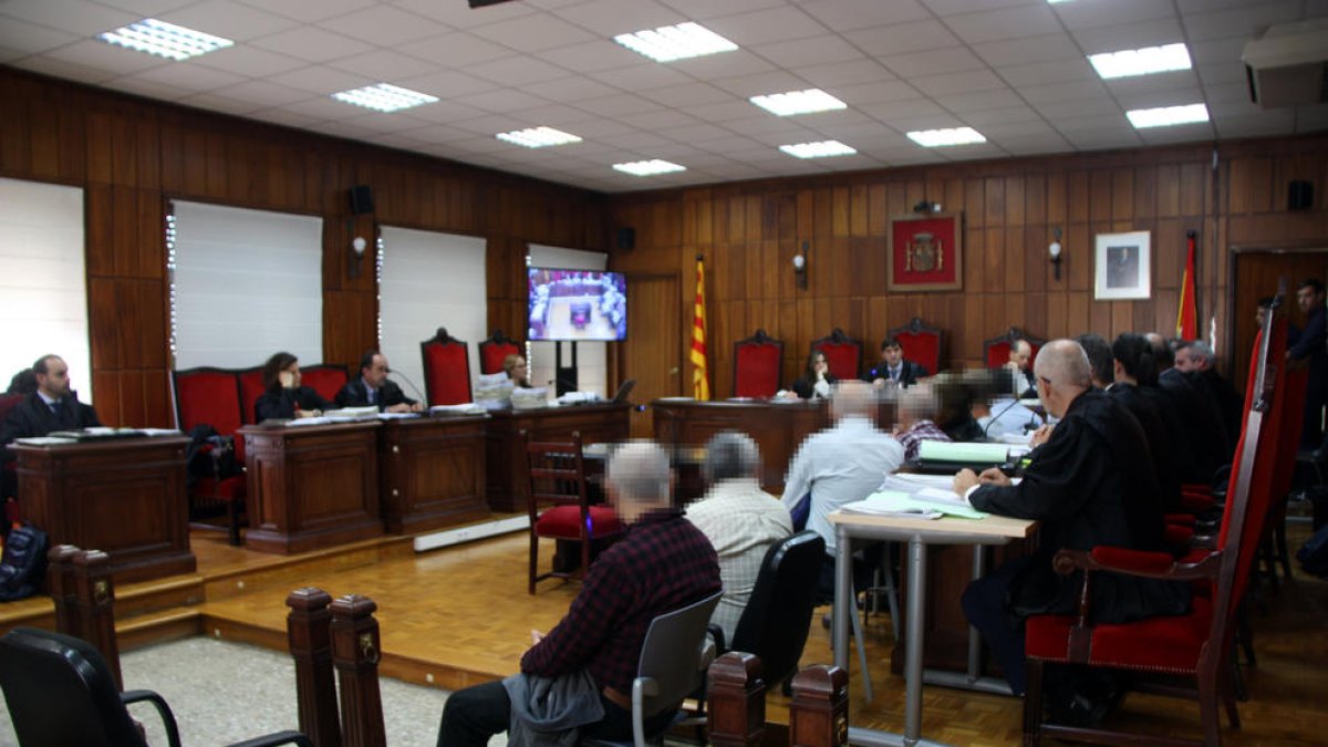 Imagen del juicio en los miembros de una red de abuso de menores y pornografía infantil destapada en Tortosa.