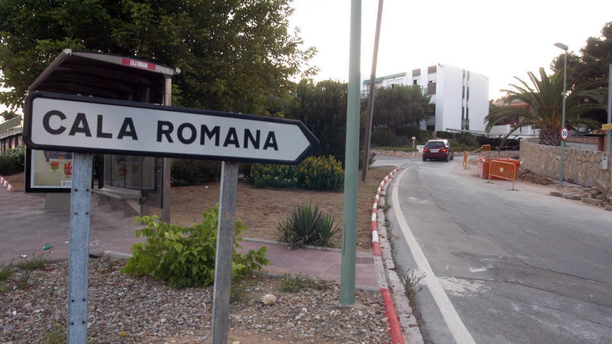 Imagen de archivo de uno de los accesos a la urbanización Cala Romana, donde actualmente se hacen obras.