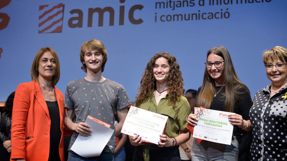 Alba Beguer, Andreu Faro y Noelia Torres del IES Vila-seca durante la recogida del premio.