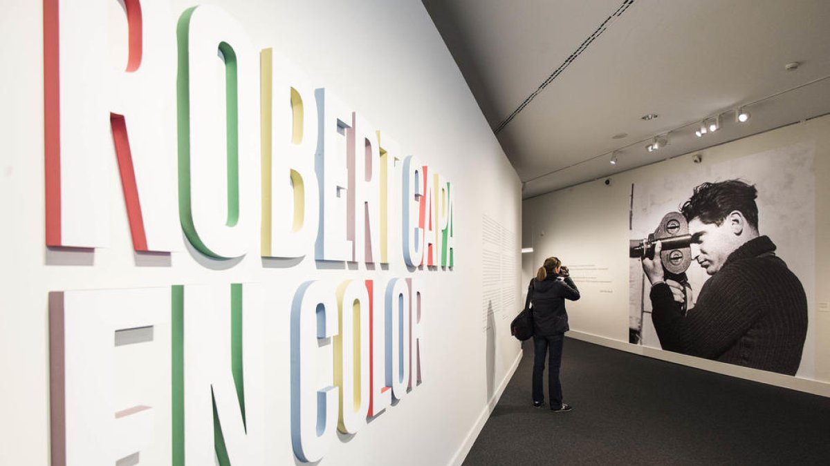 Imagen de la exposición 'Robert Capa en color' en el Caixaforum de Tarragona.