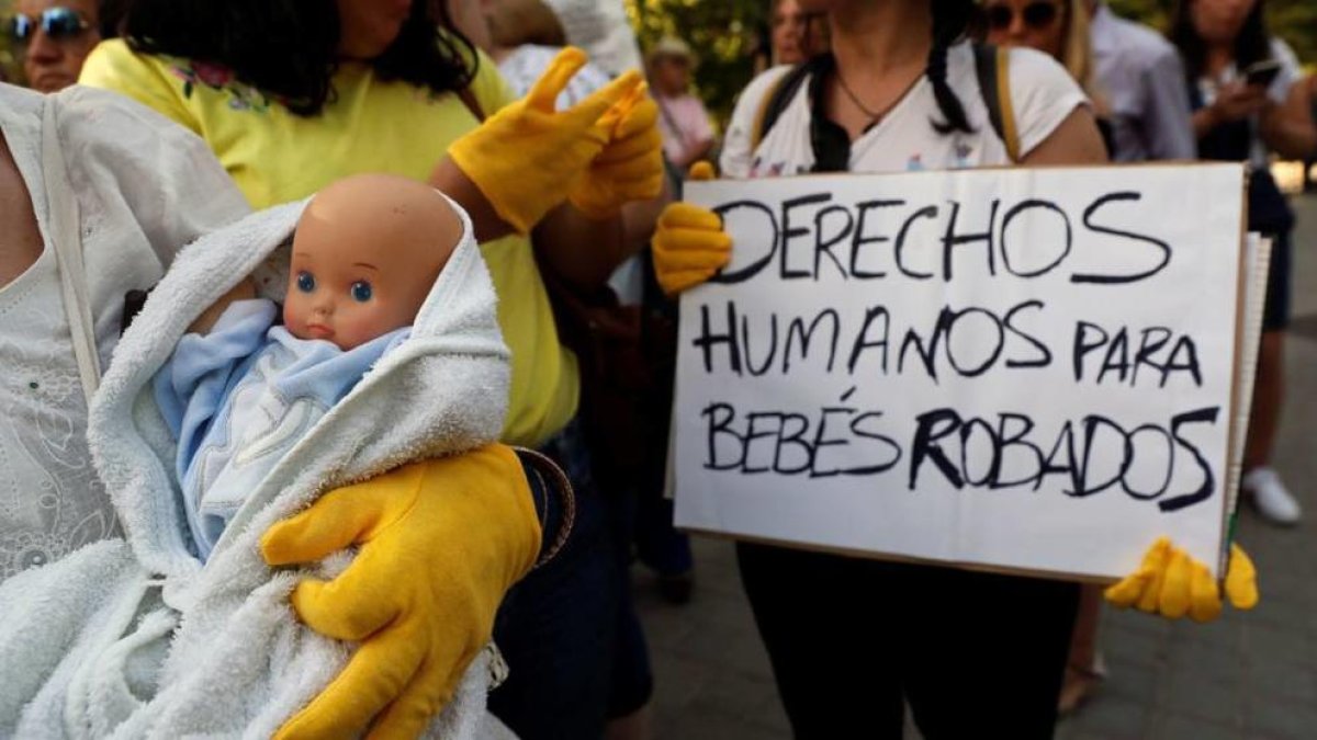 Víctimas de una trama de bebes robados en una manifestación en Madrid.
