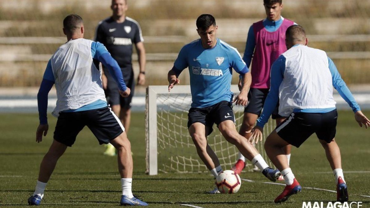 Alguns jugadors del Málaga, durant un entrenament d'aquest mes de març.