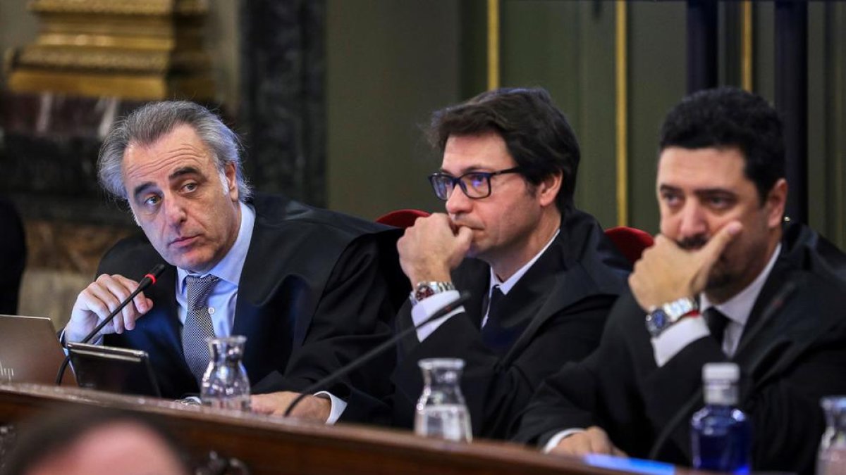 Pau Molins, advocat de Santi Vila; Josep Riba, lletrat de Carles Mundó, i Mariano Vergés, advocat de Dolors Bassa.