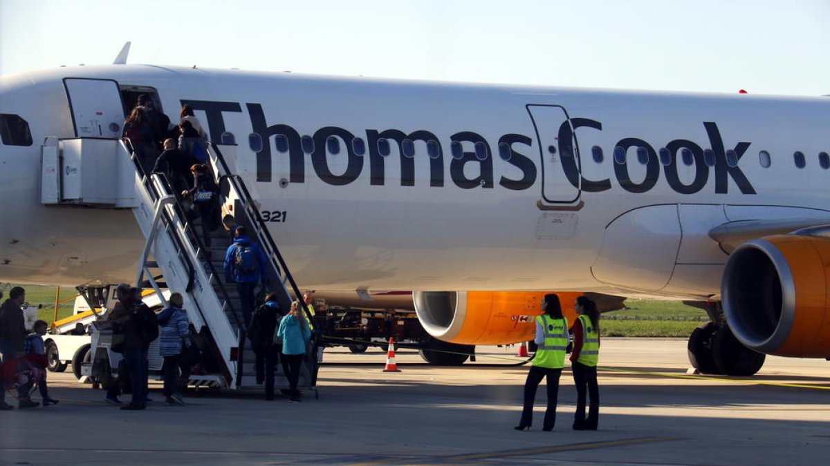 Pasajeros británicos subiendo a un avión de Thomas Cook en el aeropuerto de Lérida-Alguaire.