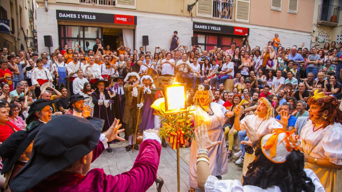 Un moment de l'obra del Ball de Dames i Vells.