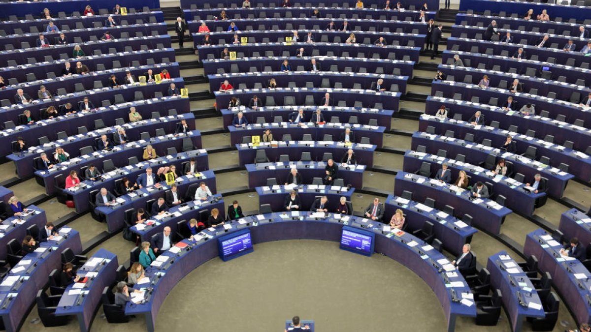 Eurodiputats mostrant pancartes per reclamar la llibertat de presos i exiliats durant el discurs de Pedro Sánchez al plenari de l'Eurocambra, a Estrasburg, el 16 de gener del 2019.