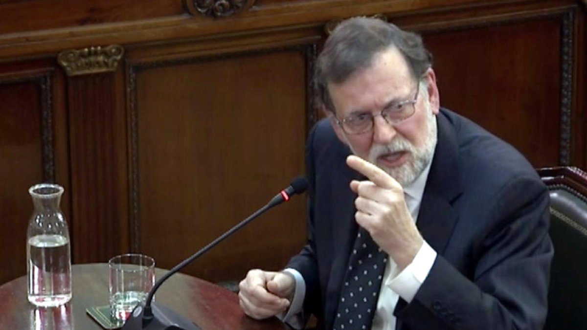 L'expresident espanyol Mariano Rajoy responent com a testimoni a les defenses en el judici al Suprem.