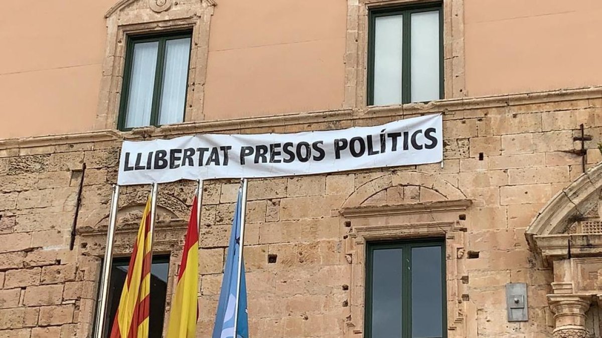 Imatge de la pancarta col·locada a la façana de l'Ajuntament de Torredembarra.
