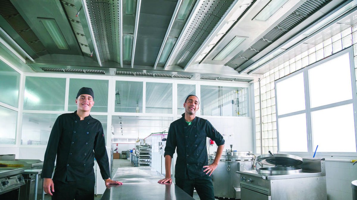 Omar Aslouje (izquierda) y Hamza Kayouri (derecha), en la cocina del Complejo Educativo, donde han dado los primeros pasos como cocineros.