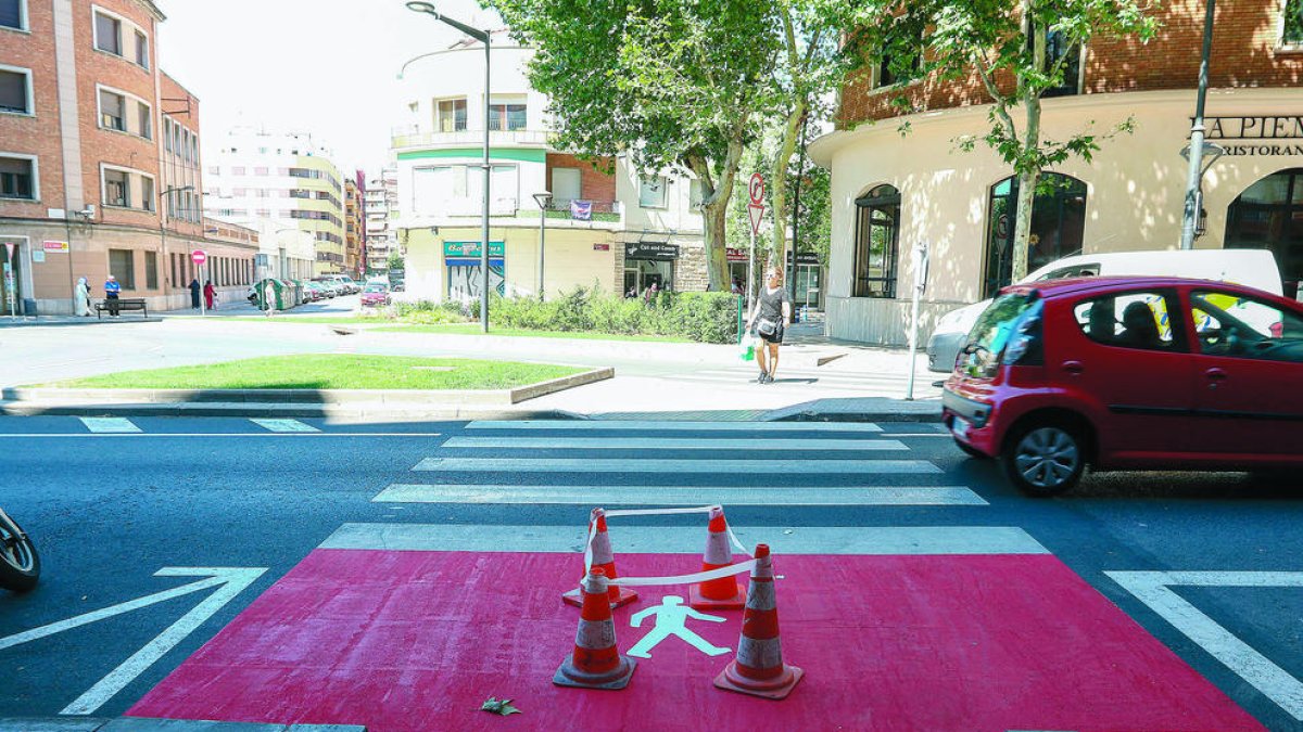 Uno de los nuevos pasos de peatones el cual, a finales de la semana pasada, se pintó en la riera d'Aragó.