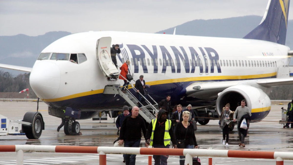 Turistes desembarcant d'un avió de Ryanair a l'aeroport de Girona-Costa Brava.