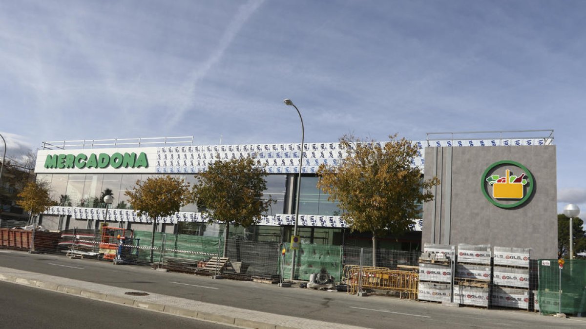 Exterior de la nova botiga Mercadona del vial del Cavet, a Vilafortuny (Cambrils).