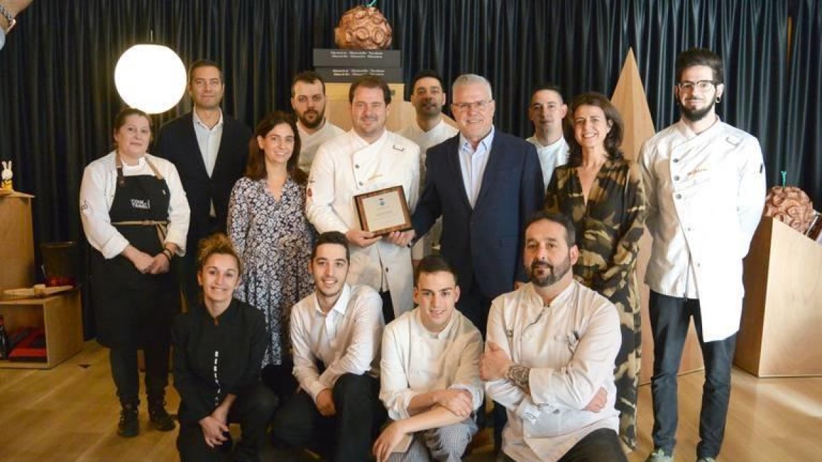 Granados, a la dreta, amb Moreno amb la placa a les mans.