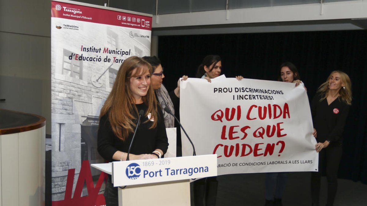 Imagen de las maestras subrogadas con un cartel de protesta