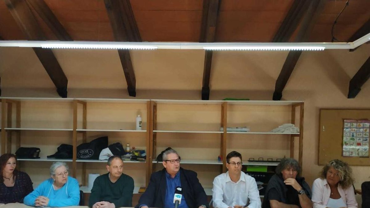 Presentación de la candidatura de SOMI en el Centro Cívico la Estación con el concejal Joan Carrasco y los otros miembros de la lista.