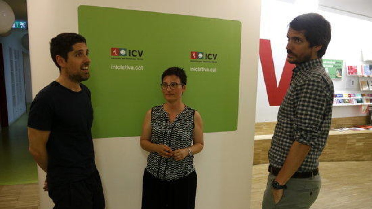 Los co-cordinadors nacionales de ICV, David Cid y Marta Ribas, y el portavoz Ernest Urtasun conversan en la sede de ICV.