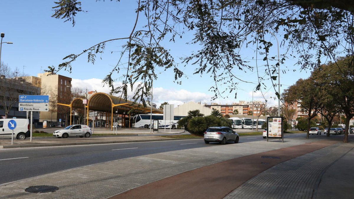 El carril bici del parc de Mas Iglesias, davant de l'estació d'autobusos.