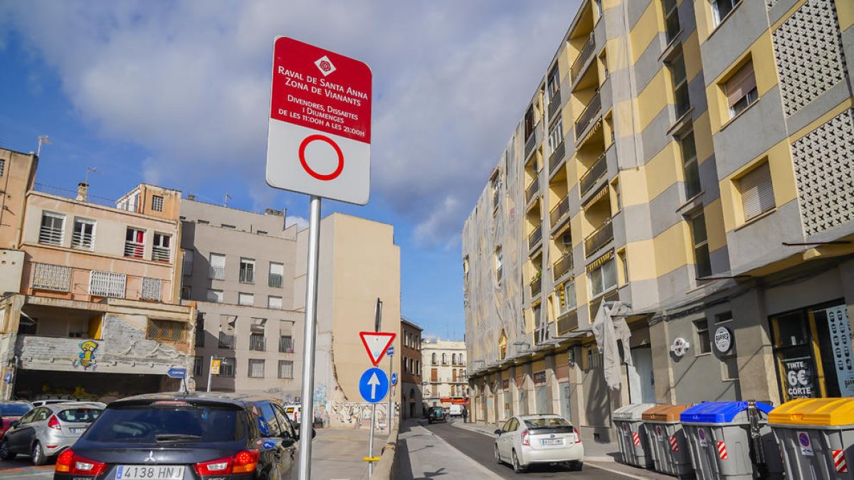 S'ha instal·lat senyalització per avisar de la zona per a vianants.