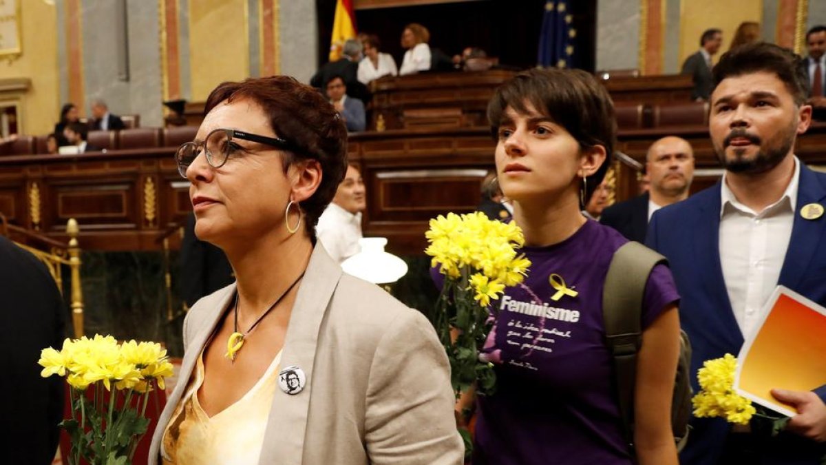 Los diputados de ERC en el Congreso entrando al Congreso con flores amarillas.