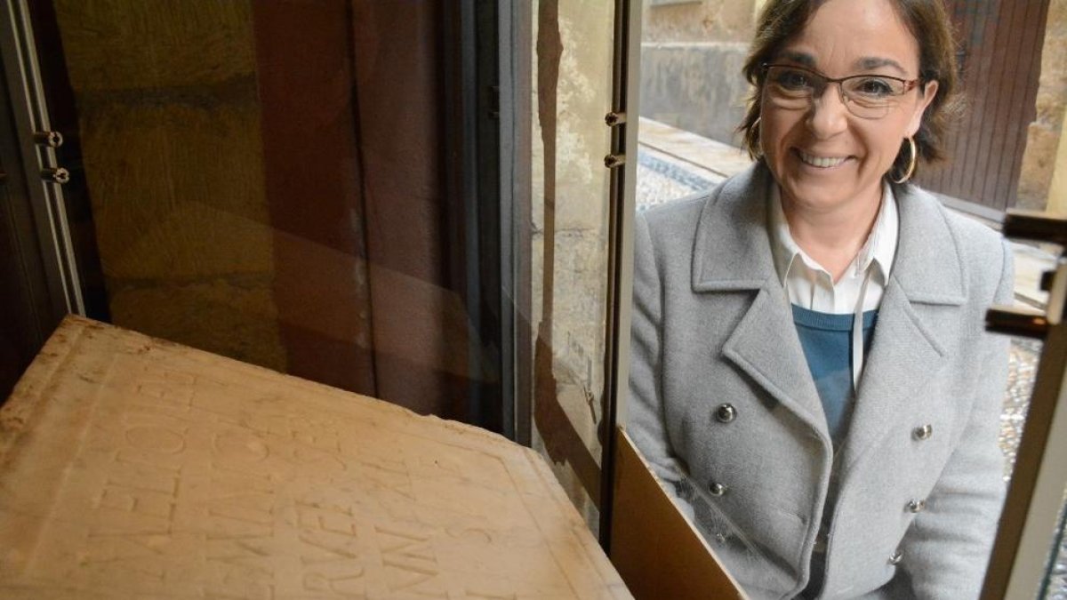 La regidora de Patrimoni, Begoña Floria, durant la presentació de la 2a edició de 'Quan els objectes parlen: la peça del mes'.