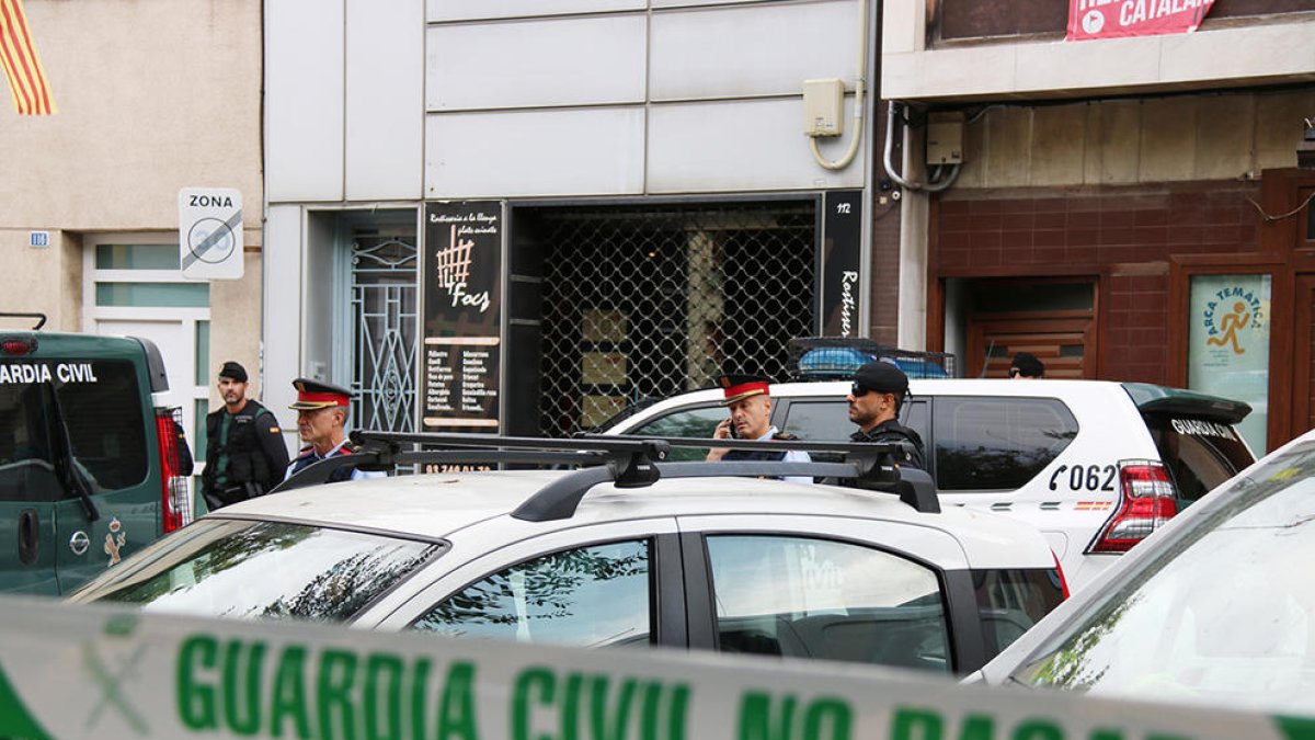 Imatge d'agents de la Guàrdia Civil i els Mossos d'Esquadra en l'operatiu per detenir nou independentistes a Sabadell, el 23 de setembre de 2019.