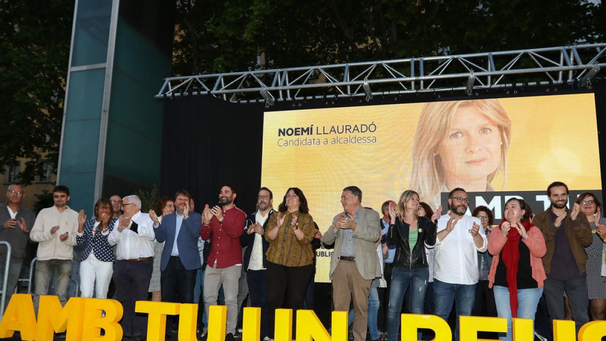 La alcaldable republicana, Noemí Llauradó, en el centro, con integrantes de la candidatura, ayer.