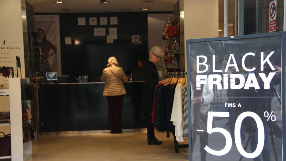 Plano abierto de un comercio que se ha adherido al Black Friday en Tarragona.