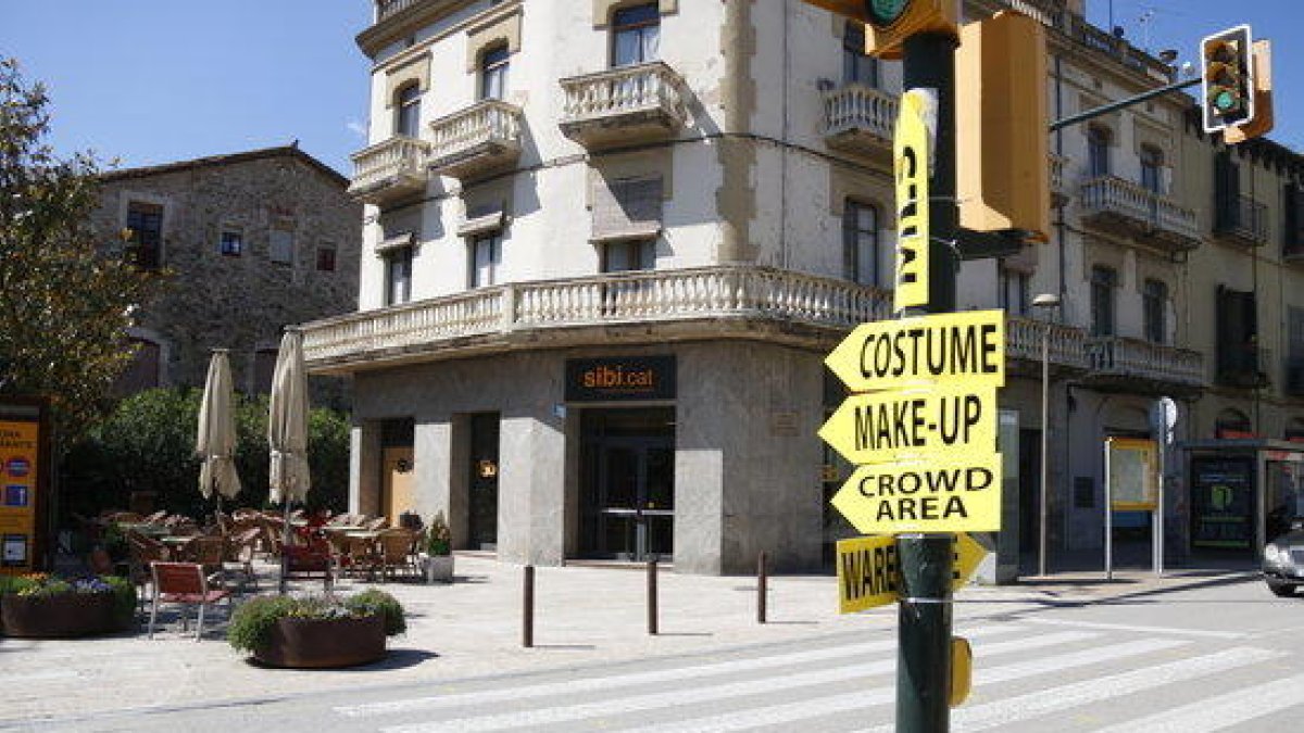 El centre de Besalú amb cartells del rodatge d'HBO.