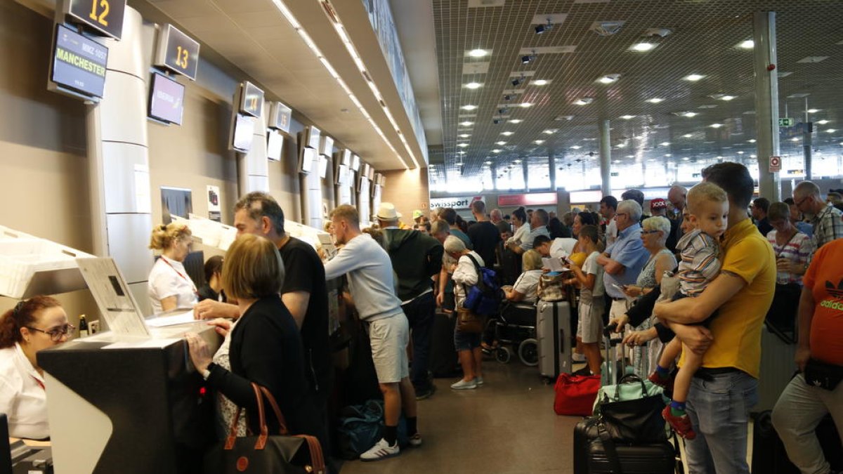 Pla general de llargues cues de passatgers per facturar a l'Aeroport de Reus en relació a la fallida de la companyia Thomas Cook. Imatge del 24 de setembre del 2019