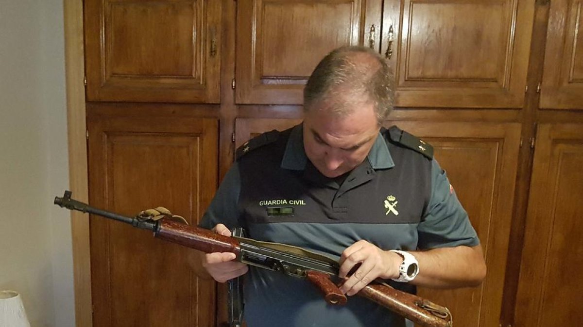 Els investigats venien un subfusell metrallador AK-47 conegut com Kalàixnikov.