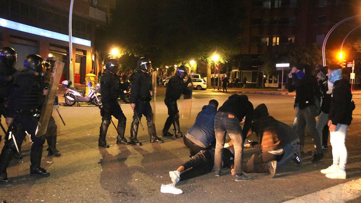 Imagen del joven herido después de ser atropellado por una furgoneta de los Mossos en Tarragona.