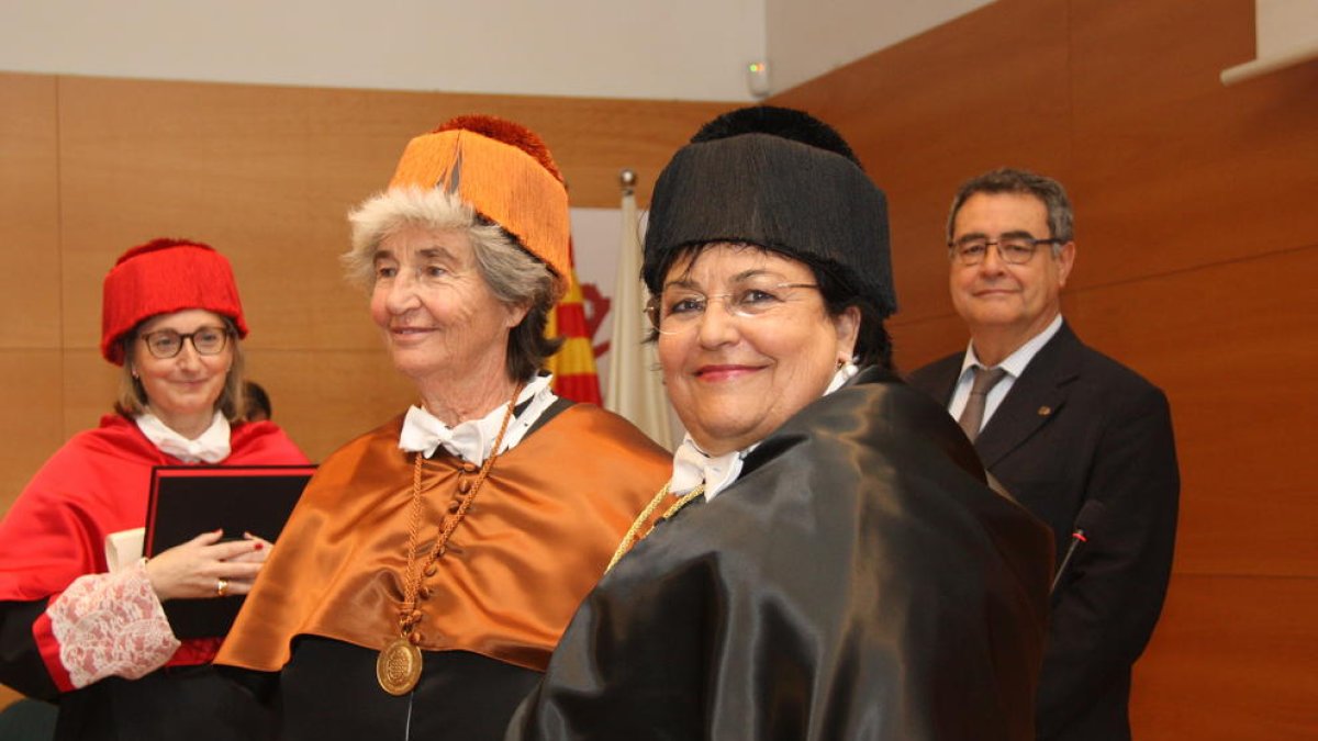 La rectora de la URV, María José Figueras, en primero plan, y de Bettina Kadner.