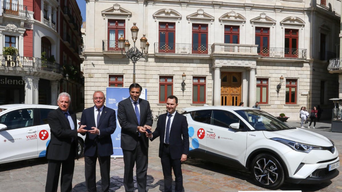 Els responsables de Toyota a Espanya entregant les claus dels cotxes a l'Ajuntament.
