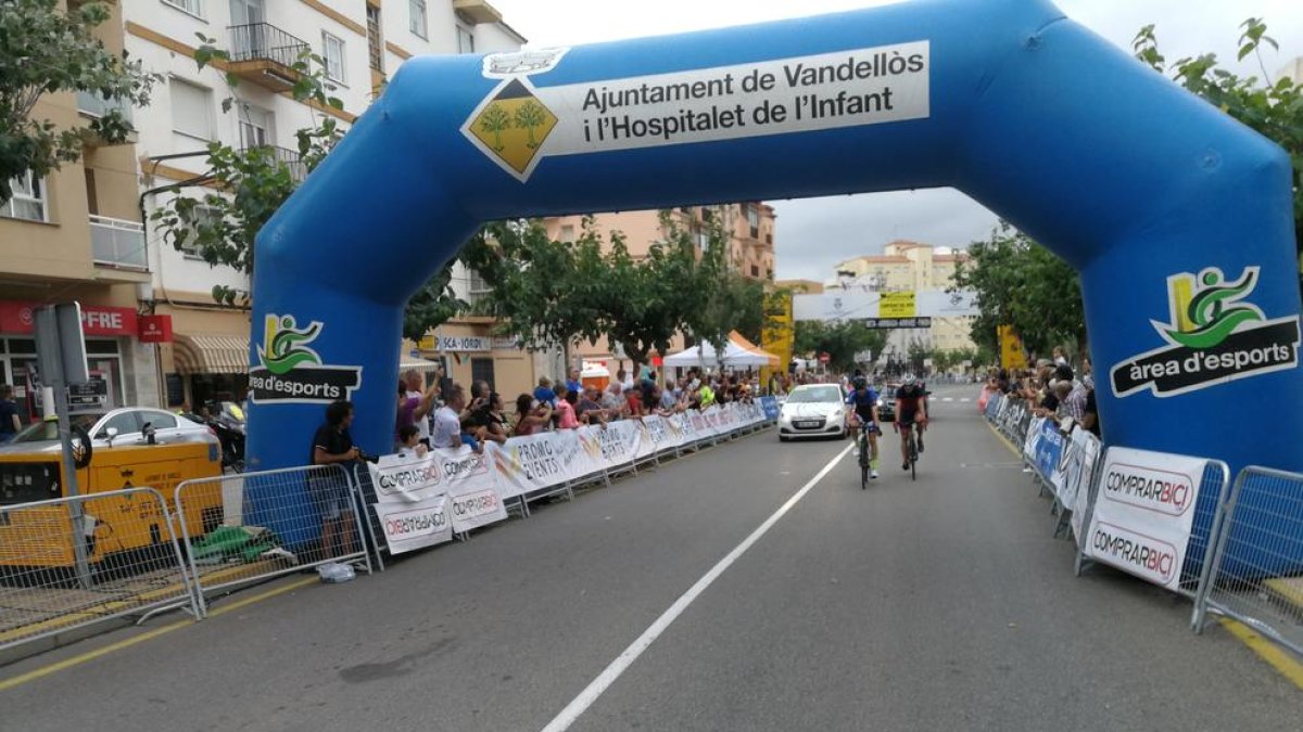Imagen de la línea de meta de la competición de ciclismo.