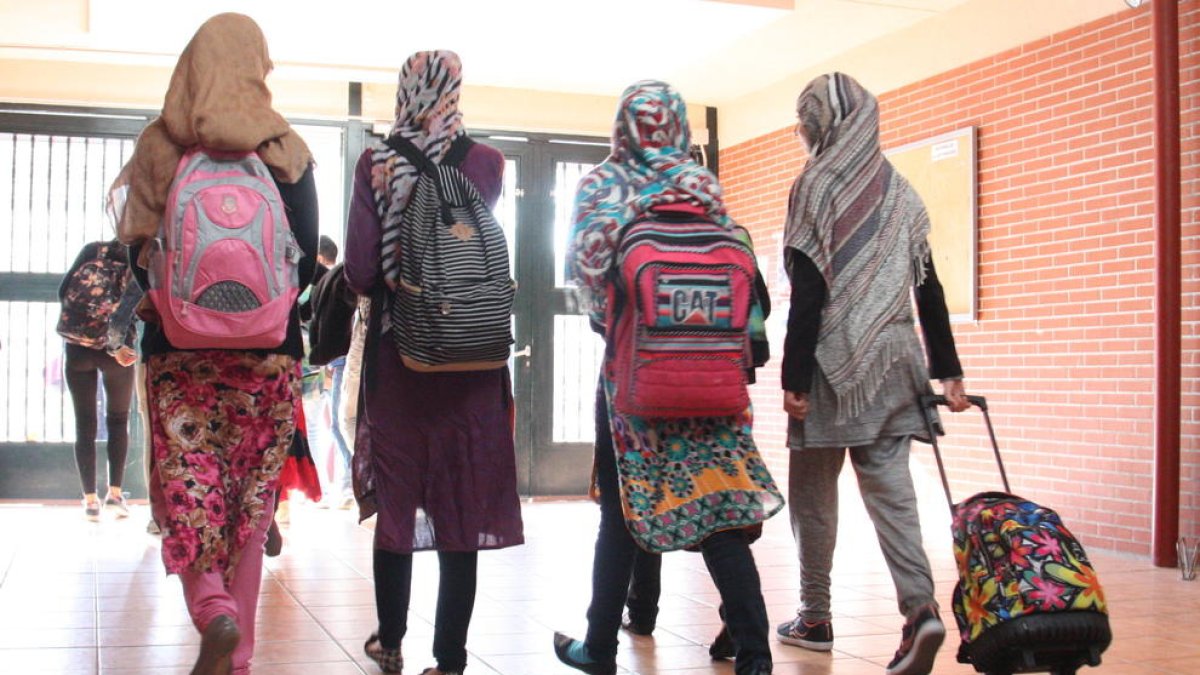 Chicas musulmanas con velo salen de un instituto, en una imagen de archivo.