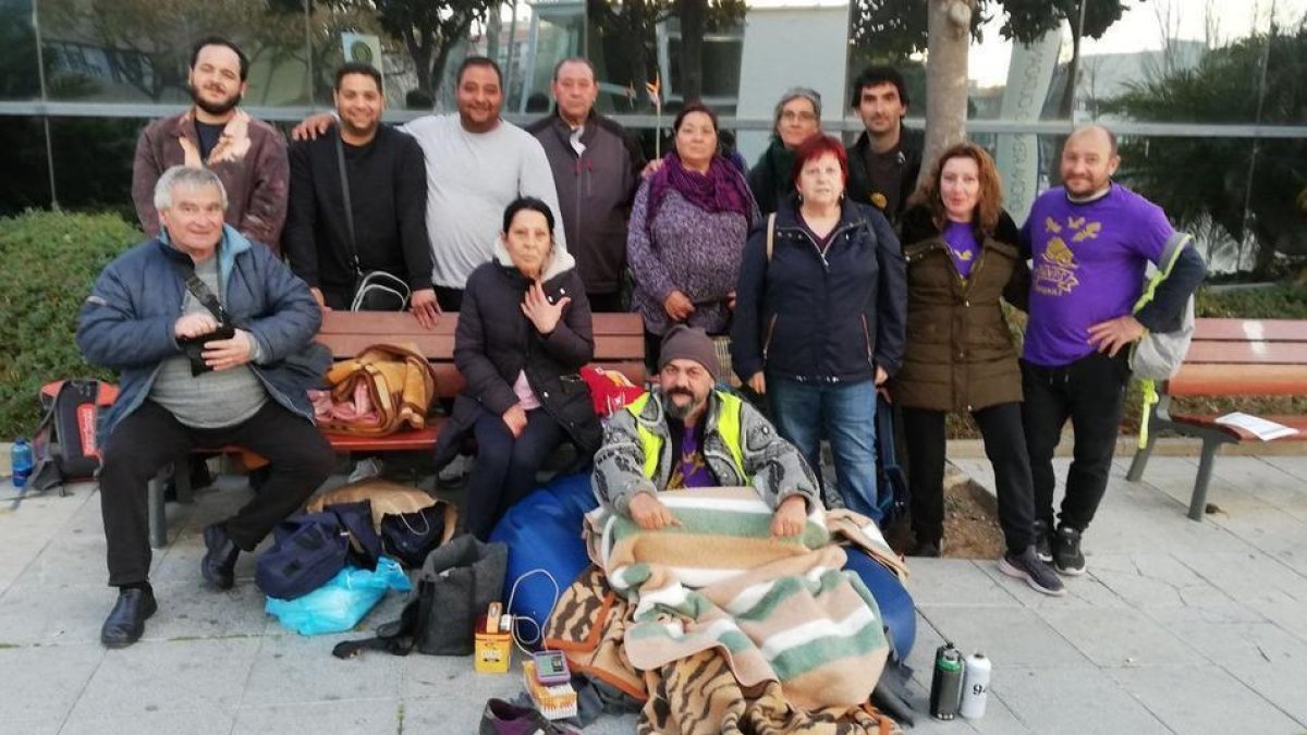 Jorge Fernández durant la seva vaga de fam davant de l'Ajuntament de Cambrils.