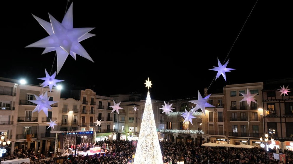 Imagen de la Plaza del Mercadal iluminada