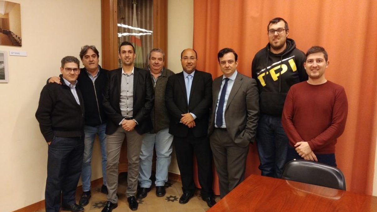 Òscar Busquets, cinquè per l'esquerra, amb membres de la junta escollida el febrer del 2018.