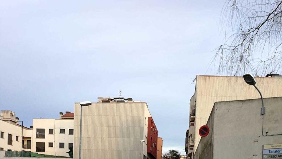 La calle se encuentra acordonada por la policía.