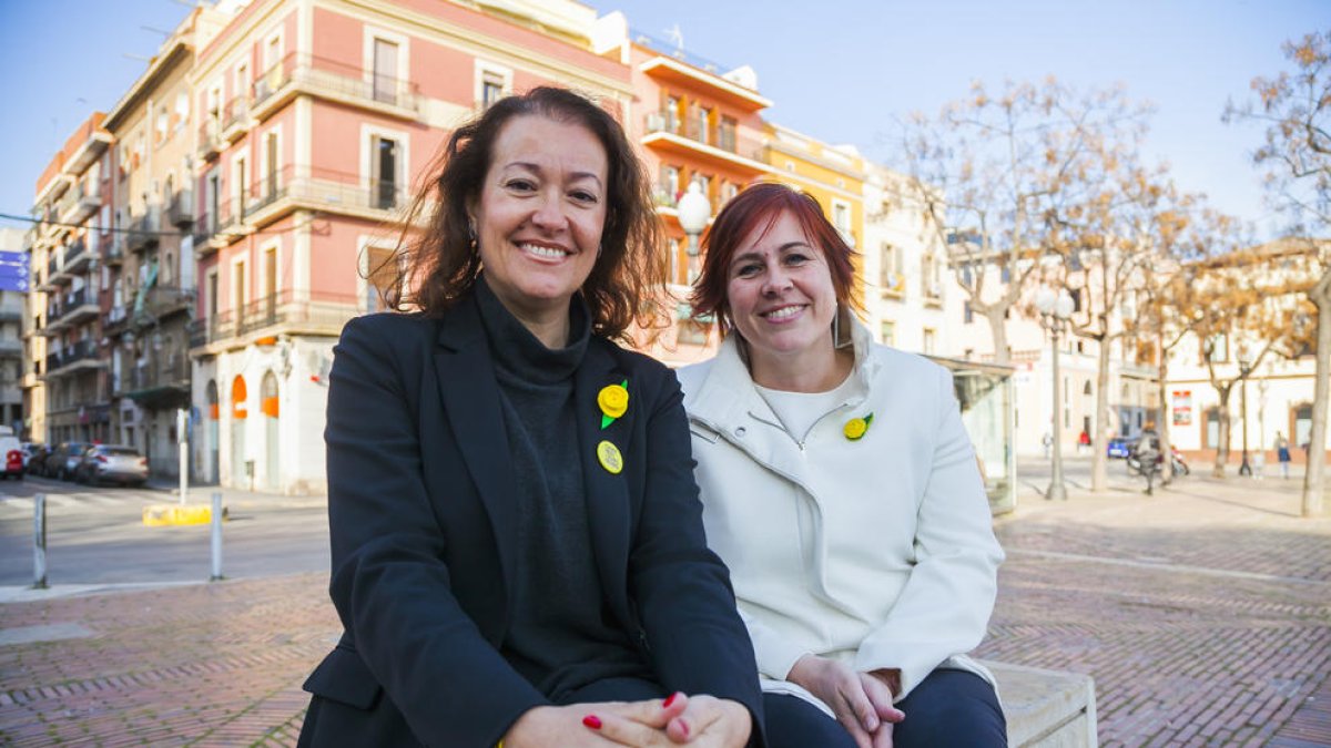 Laura Castel (esquerra) i Mònica Alabart (dreta), ahir, a la plaça dels Carros.