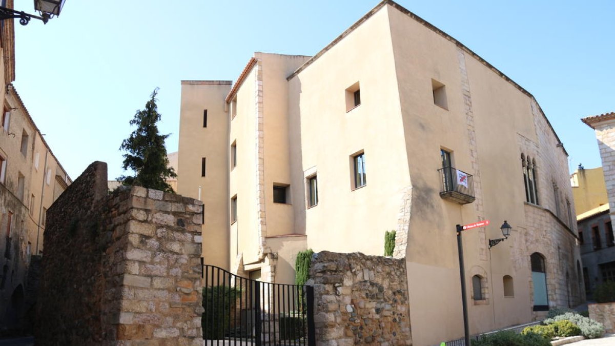 El edificio del Consell Comarcal de la Conca de Barberà, en Montblanc, ubicado en el Palau Alenyà, en la judería.