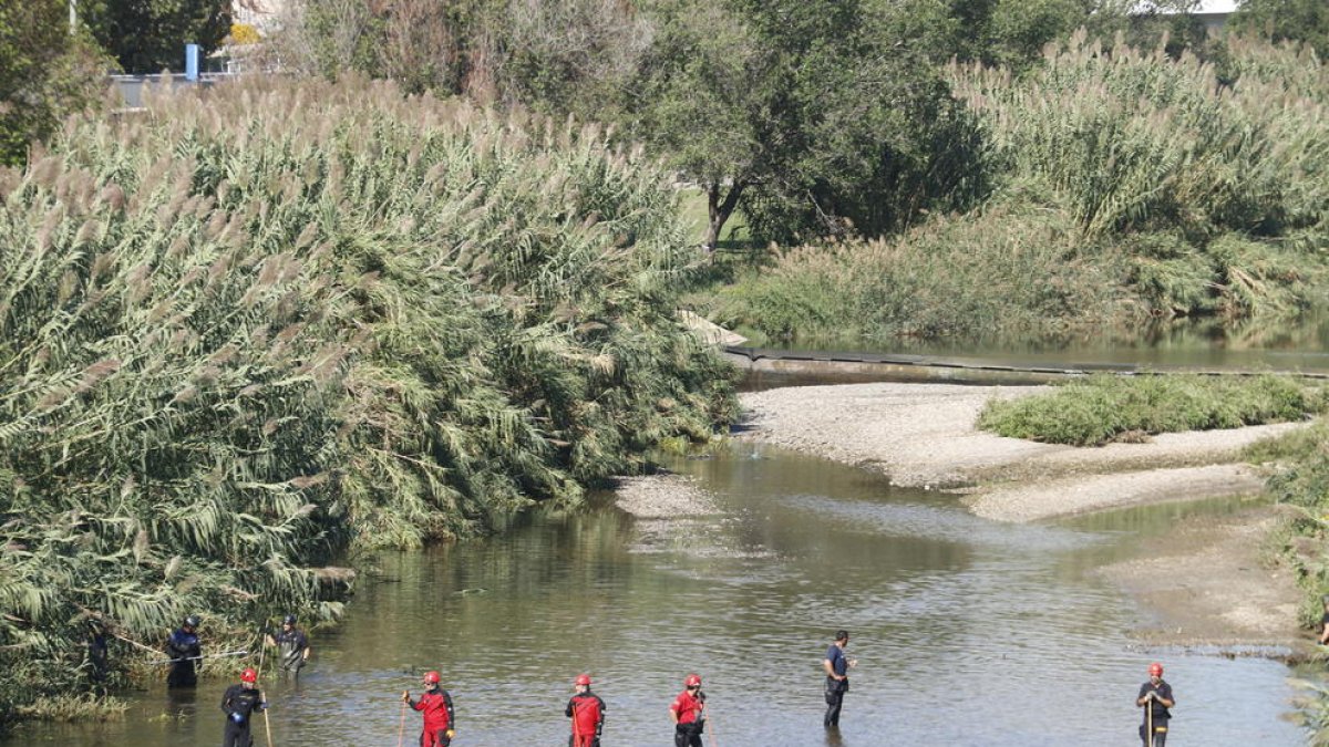 Mossos d'Esquadra i Bombers pentinant el riu Besòs a la recerca del nadó que hauria estat abandonat.