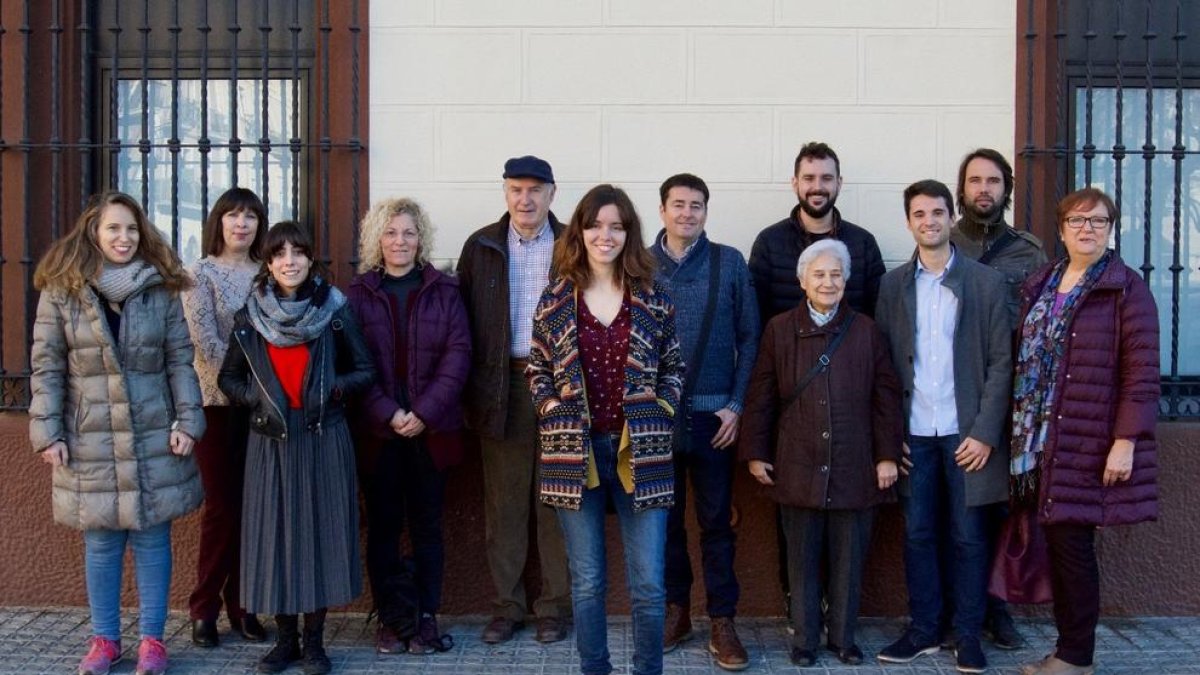 Carla Aguilar, fotografiada amb la resta de futurs candidats a l'alcaldia per En Comú Tarragona.